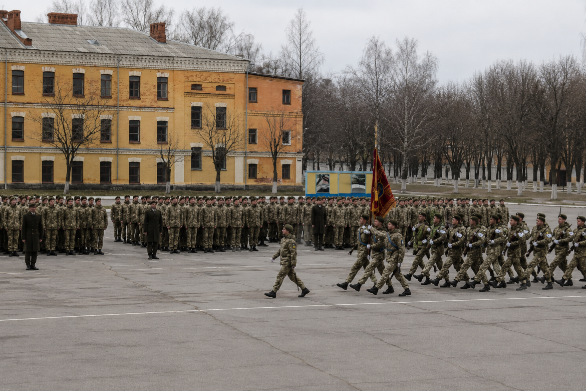 Курсанти Житомирського військового інституту беруть участь в урочистому шикуванні на плацу.